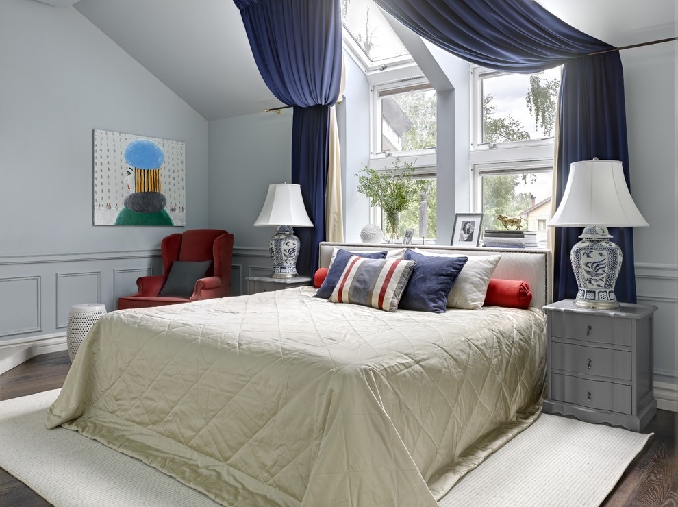Свежая идея для дизайна: хозяйская спальня среднего размера в классическом стиле с серыми стенами и темным паркетным полом без камина - отличное фото интерьера