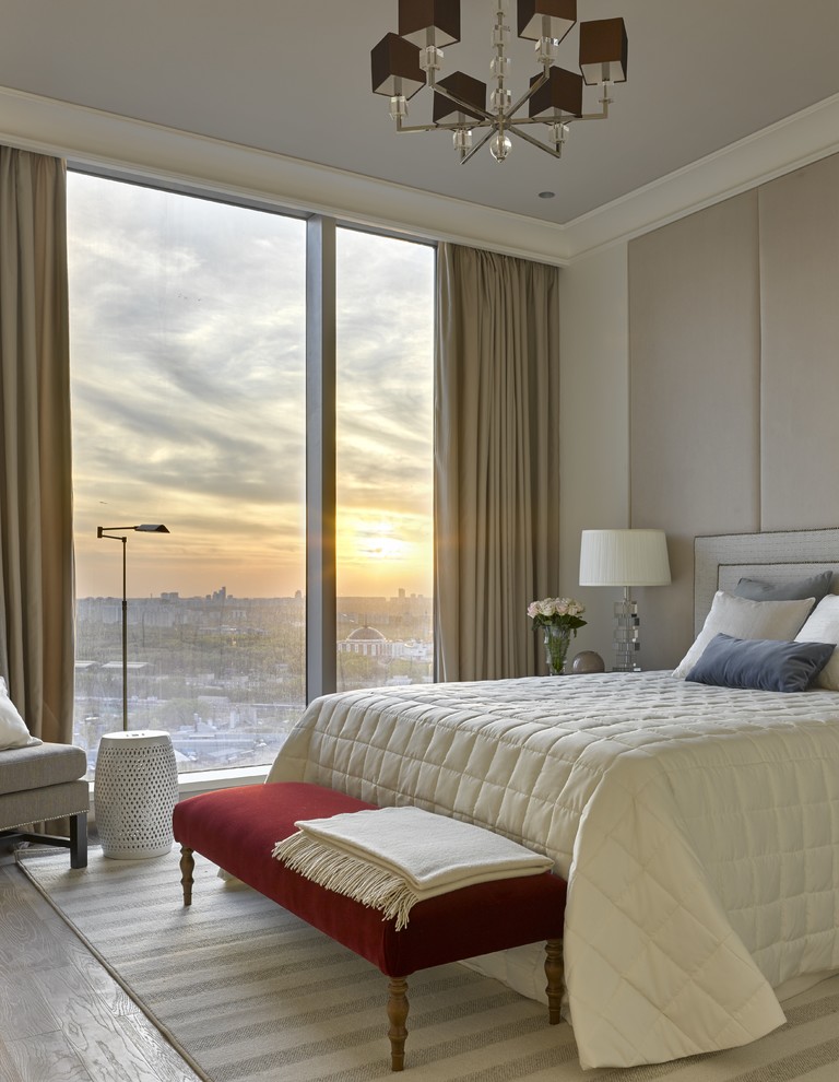 На фото: хозяйская спальня в классическом стиле с белыми стенами и светлым паркетным полом с