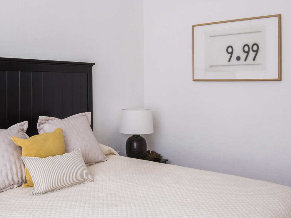 На фото: спальня в скандинавском стиле с белыми стенами с