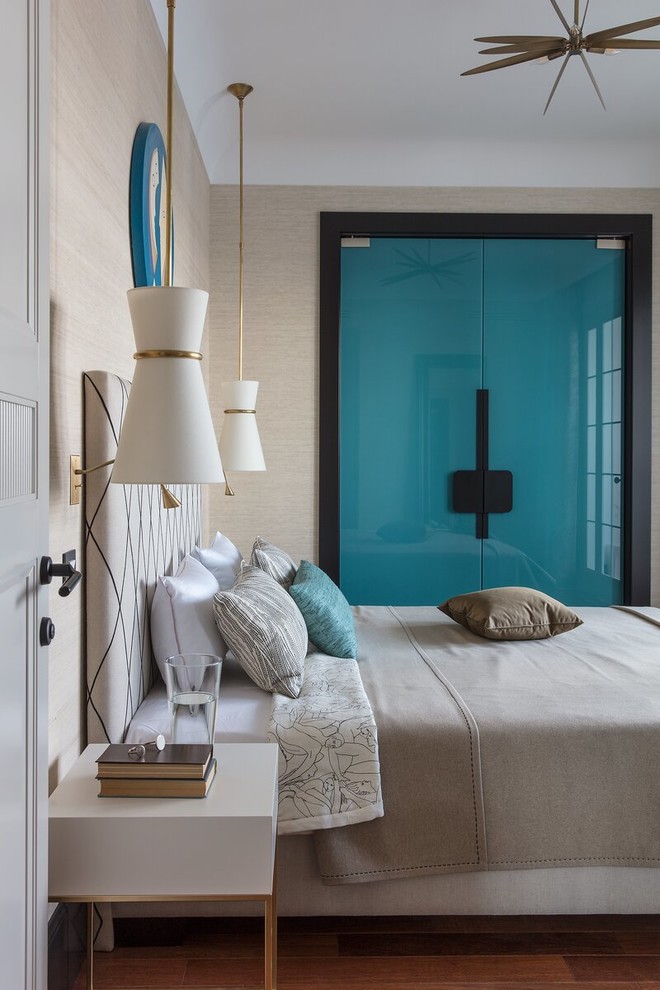 Стильный дизайн: хозяйская спальня: освещение в стиле неоклассика (современная классика) с бежевыми стенами, паркетным полом среднего тона и коричневым полом - последний тренд