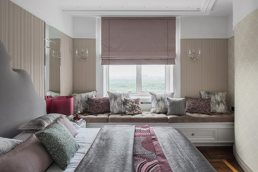 Klassisches Hauptschlafzimmer mit beiger Wandfarbe, dunklem Holzboden und braunem Boden in Moskau