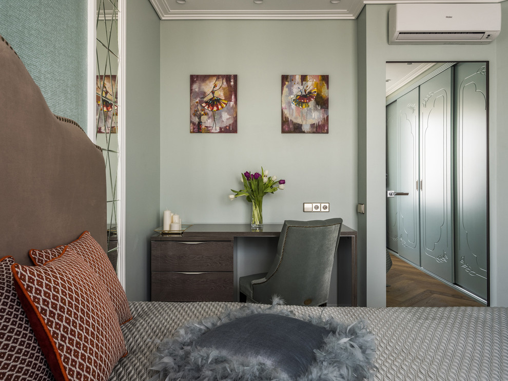 Идея дизайна: хозяйская спальня в стиле неоклассика (современная классика) с зелеными стенами, паркетным полом среднего тона и коричневым полом