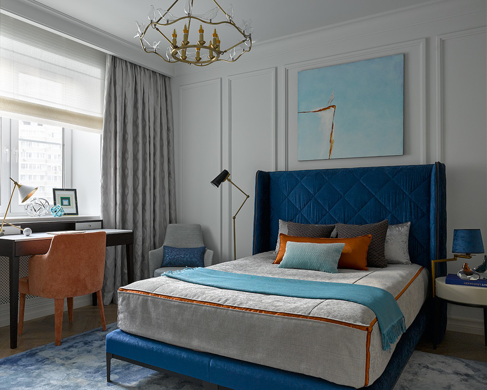 Стильный дизайн: хозяйская спальня в стиле неоклассика (современная классика) с серыми стенами, светлым паркетным полом и бежевым полом - последний тренд