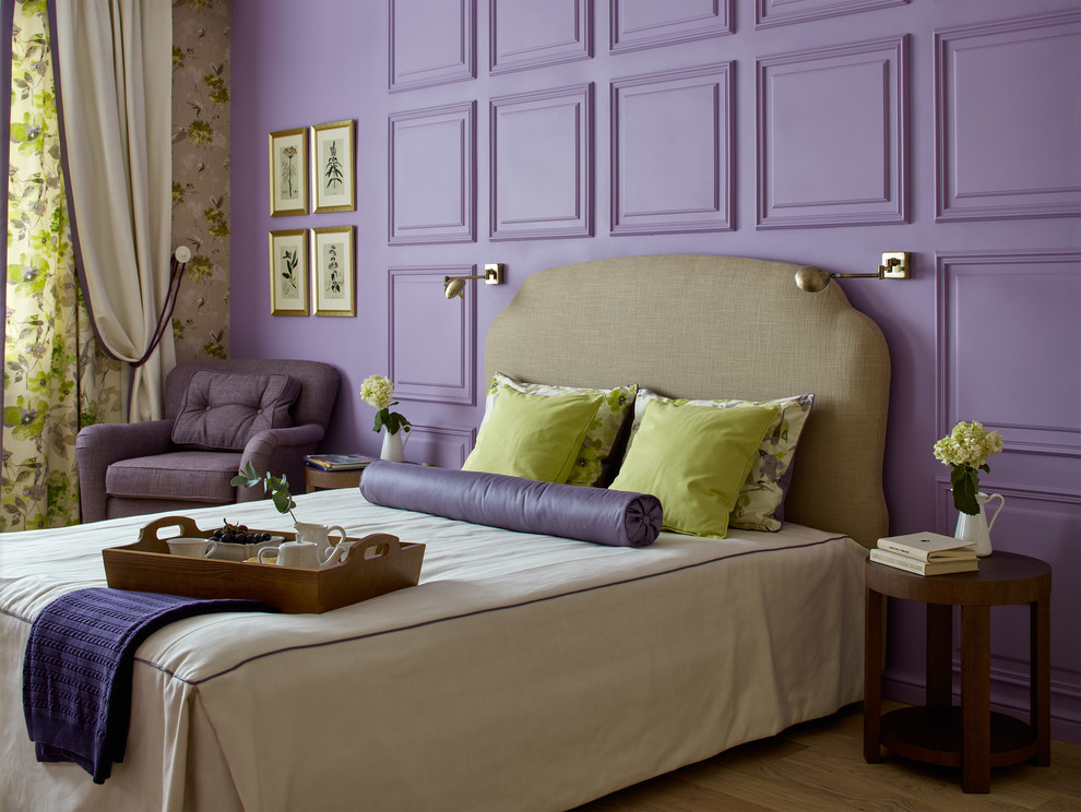 Klassisches Hauptschlafzimmer mit lila Wandfarbe, braunem Holzboden und braunem Boden in Sonstige