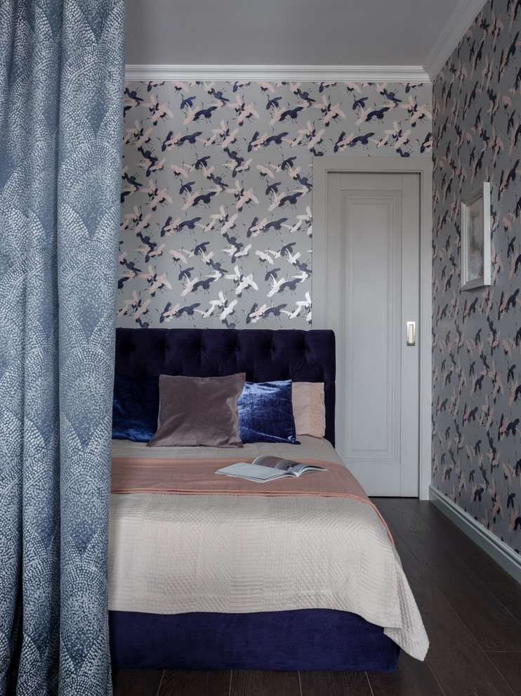 Стильный дизайн: маленькая хозяйская спальня в современном стиле с серыми стенами, полом из ламината и коричневым полом для на участке и в саду - последний тренд