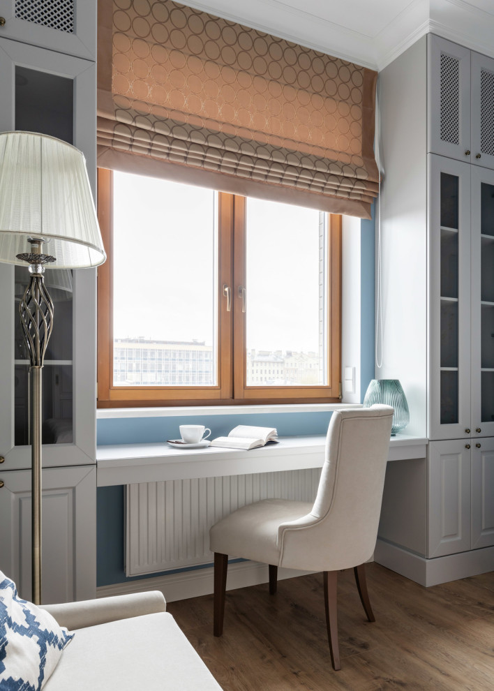 Foto de dormitorio clásico con paredes azules y suelo de madera clara