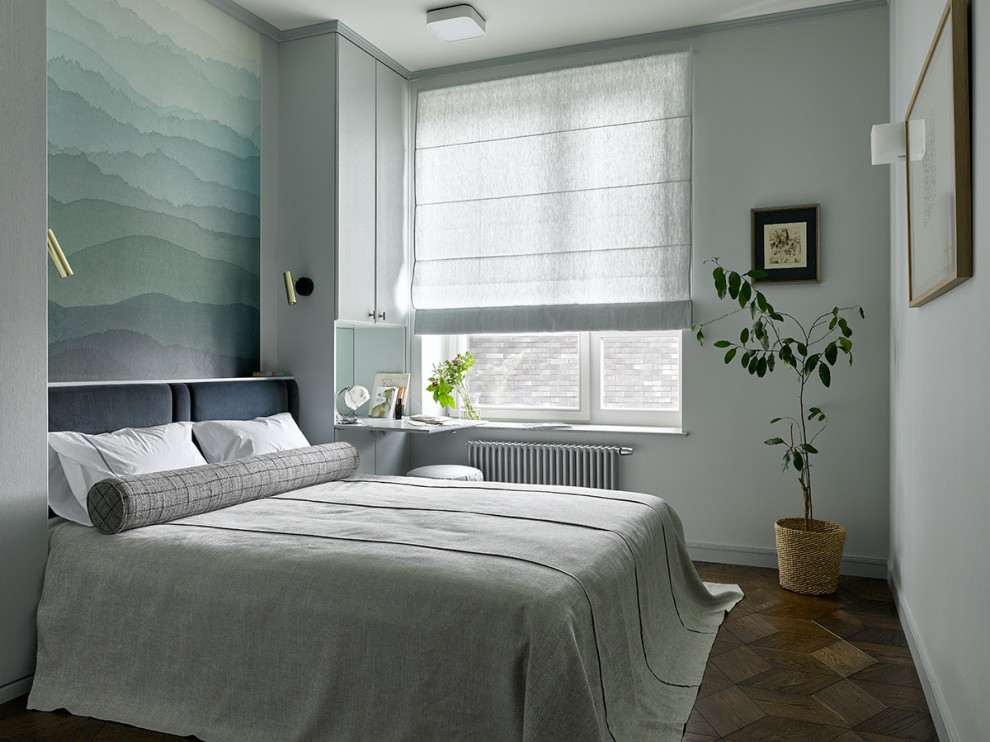 Стильный дизайн: хозяйская спальня в современном стиле с серыми стенами, темным паркетным полом и коричневым полом - последний тренд