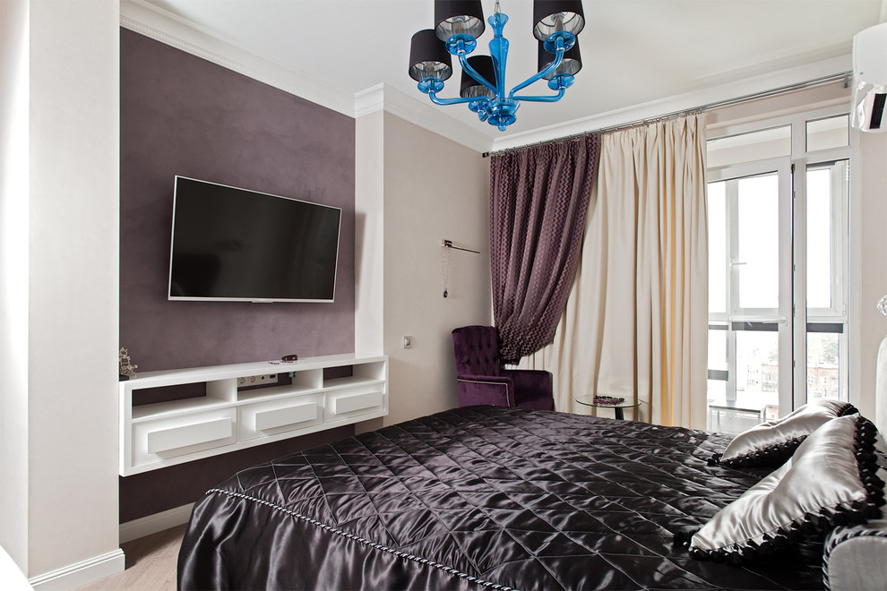 Foto de dormitorio principal clásico renovado de tamaño medio con suelo de madera en tonos medios y paredes blancas
