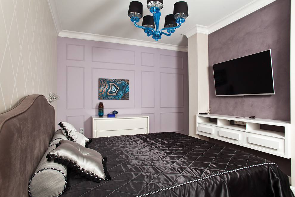 Свежая идея для дизайна: хозяйская спальня среднего размера в современном стиле с фиолетовыми стенами - отличное фото интерьера