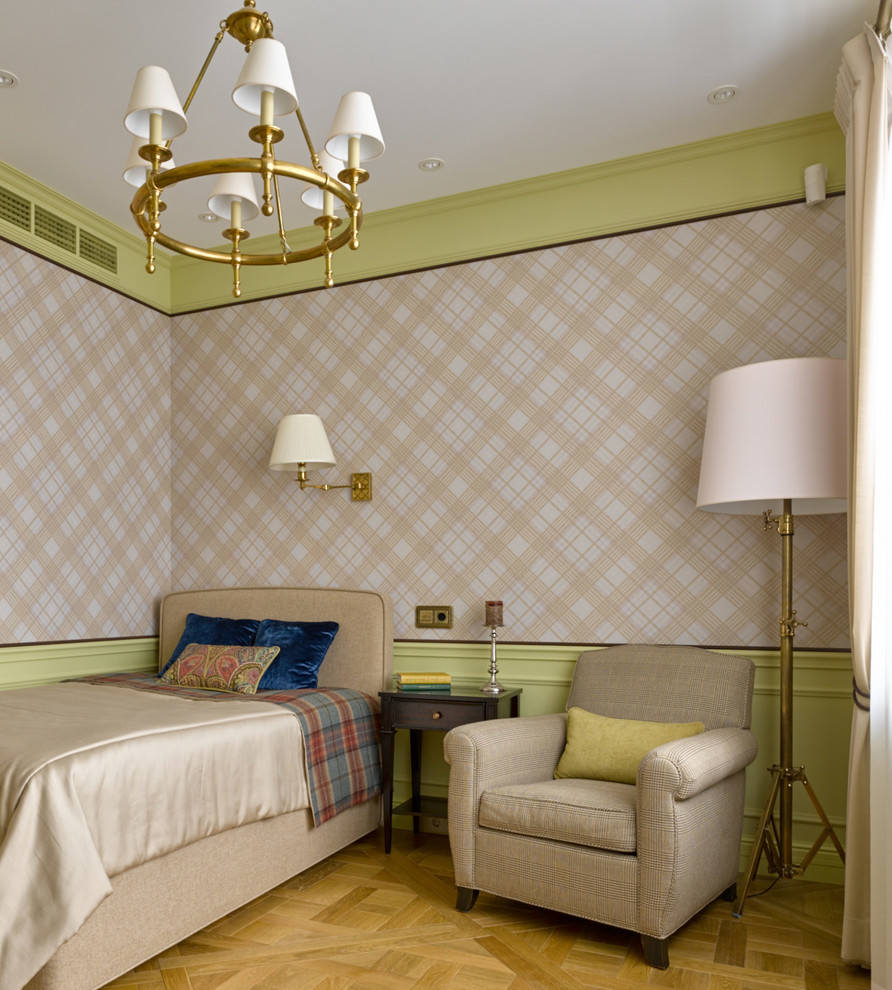 Idée de décoration pour une petite chambre tradition avec un sol en bois brun, un mur multicolore et aucune cheminée.