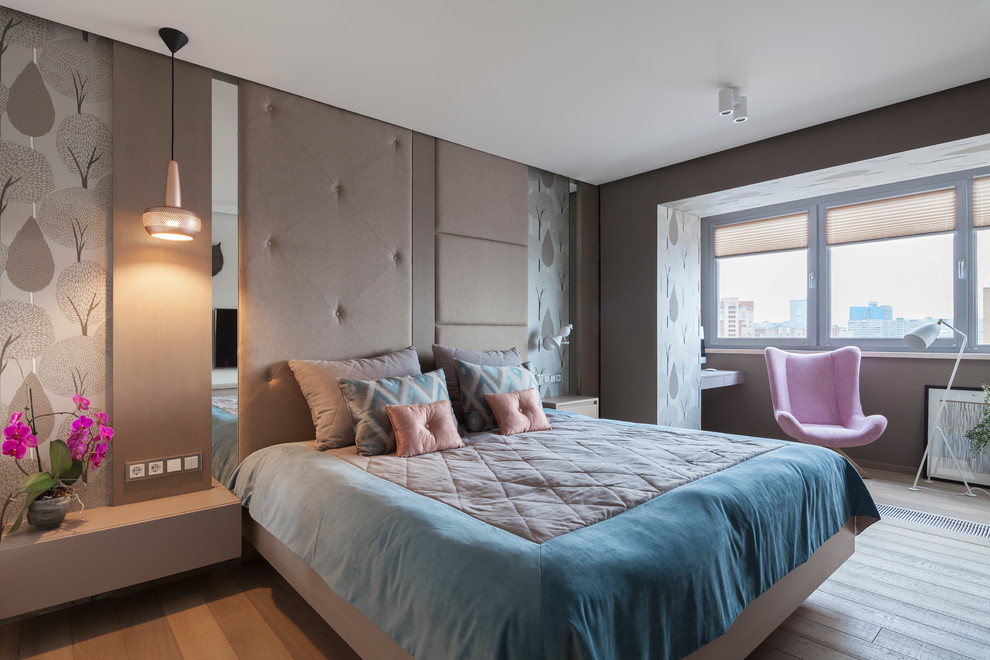 Идея дизайна: хозяйская спальня в стиле модернизм с бежевыми стенами и светлым паркетным полом