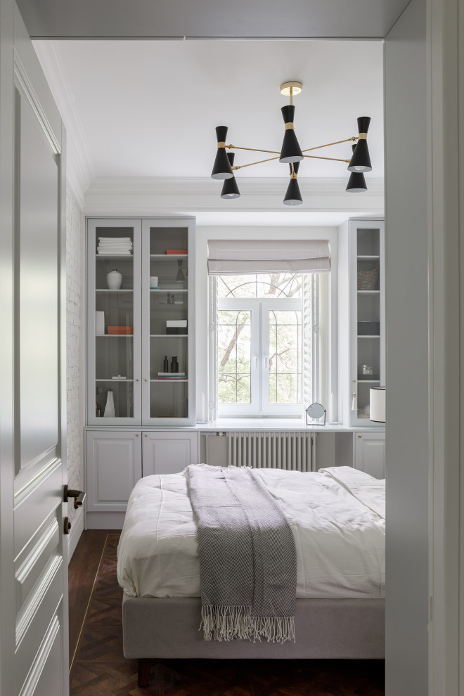 Idées déco pour une chambre parentale scandinave de taille moyenne avec un mur gris, un sol en vinyl, un sol marron et un plafond à caissons.