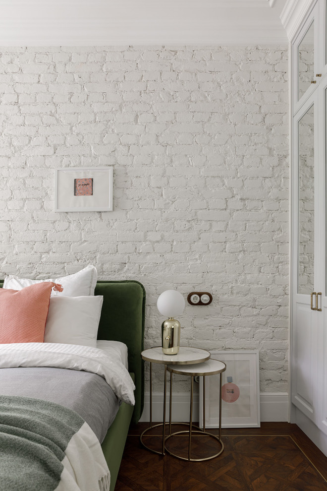 Exemple d'une chambre parentale scandinave de taille moyenne avec un mur blanc, un sol en vinyl, un sol marron et un mur en parement de brique.