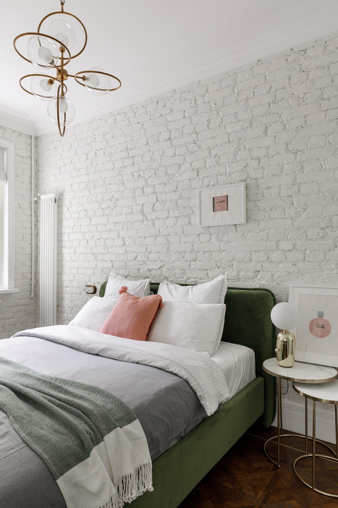 На фото: хозяйская спальня среднего размера в скандинавском стиле с белыми стенами, полом из винила, коричневым полом и кирпичными стенами