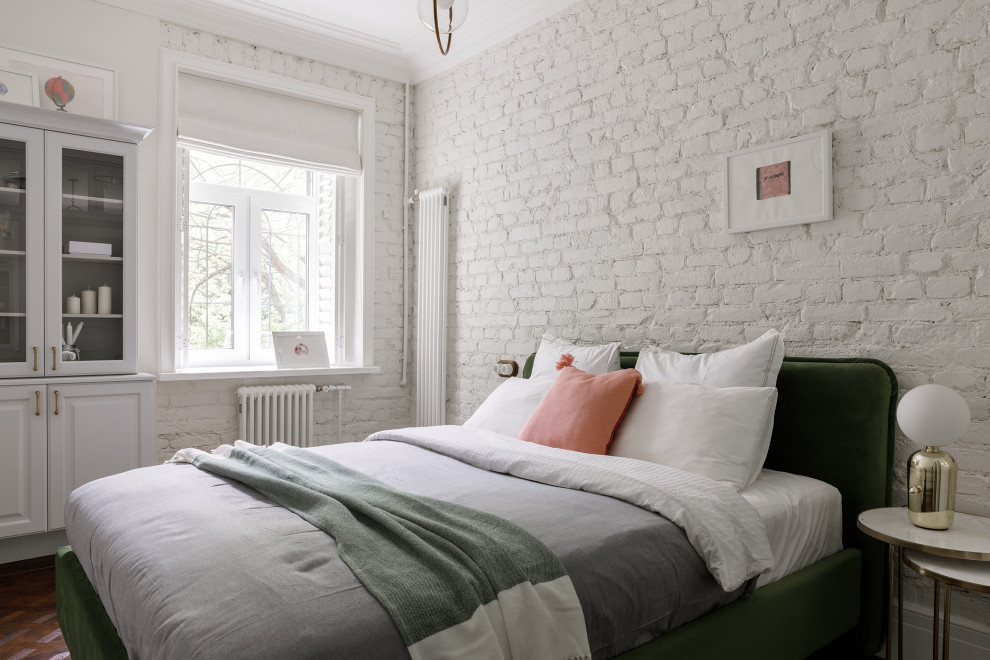 Réalisation d'une chambre parentale nordique de taille moyenne avec un mur blanc, un sol en vinyl, un sol marron et un mur en parement de brique.