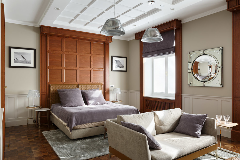 Свежая идея для дизайна: хозяйская спальня в стиле неоклассика (современная классика) с бежевыми стенами, паркетным полом среднего тона и коричневым полом - отличное фото интерьера
