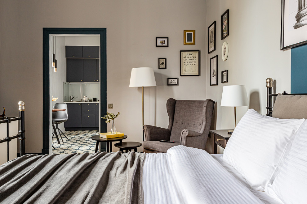 Стильный дизайн: хозяйская спальня среднего размера в стиле ретро с синими стенами, паркетным полом среднего тона и желтым полом - последний тренд