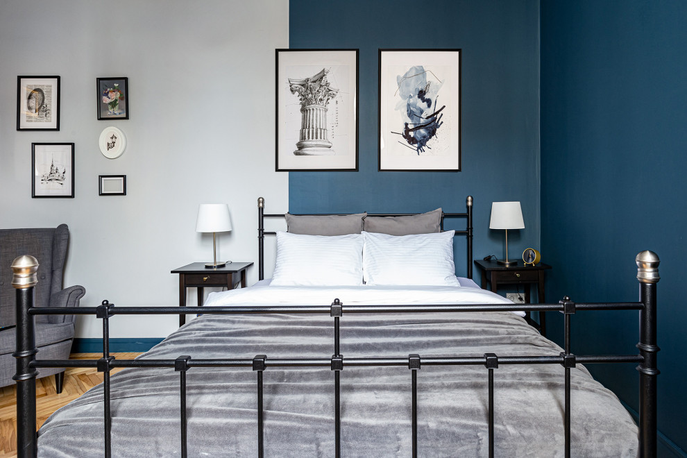 Источник вдохновения для домашнего уюта: хозяйская спальня среднего размера в стиле ретро с синими стенами, паркетным полом среднего тона и желтым полом