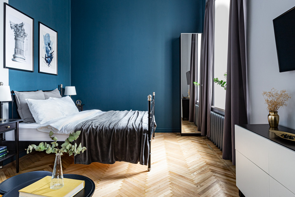 На фото: хозяйская спальня среднего размера в стиле ретро с синими стенами, паркетным полом среднего тона и желтым полом