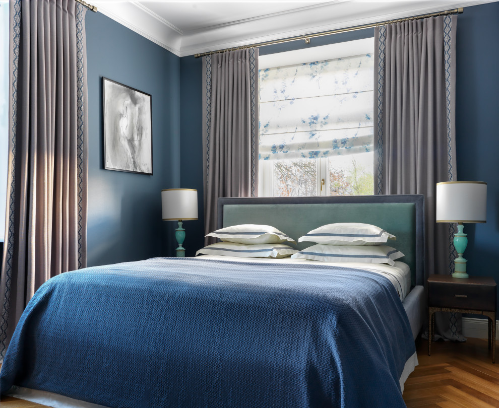 モスクワにあるトランジショナルスタイルのおしゃれな主寝室 (青い壁、無垢フローリング、茶色い床、グレーとブラウン) のインテリア