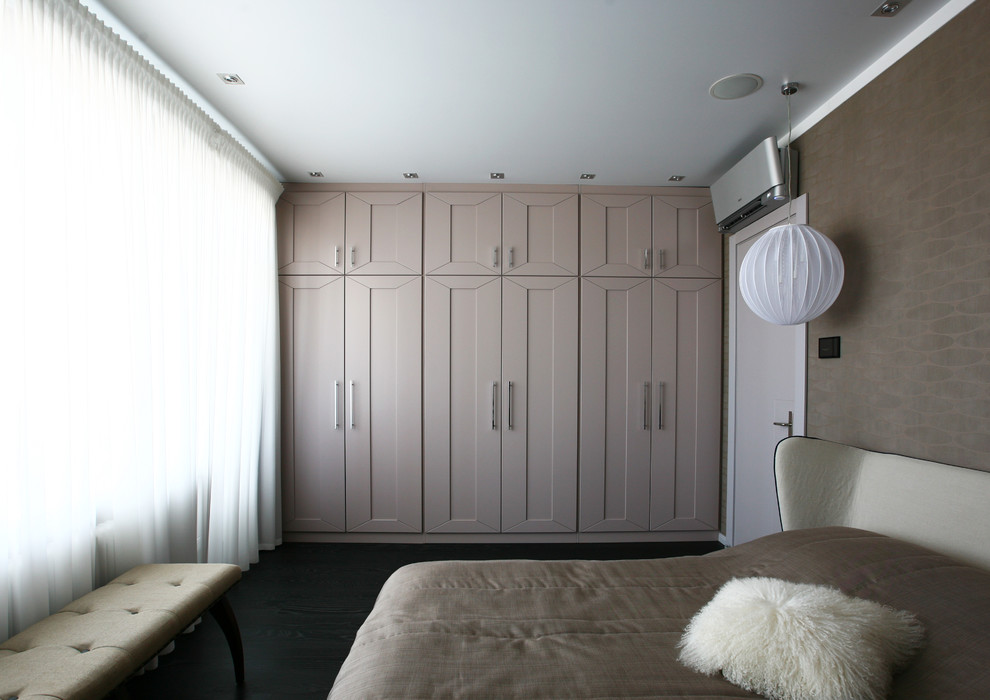 Modelo de dormitorio principal contemporáneo de tamaño medio con paredes marrones y suelo de madera oscura