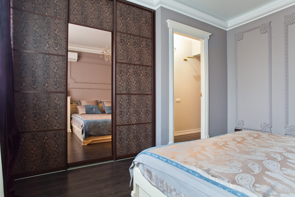 Пример оригинального дизайна: хозяйская спальня среднего размера в классическом стиле с серыми стенами и деревянным полом