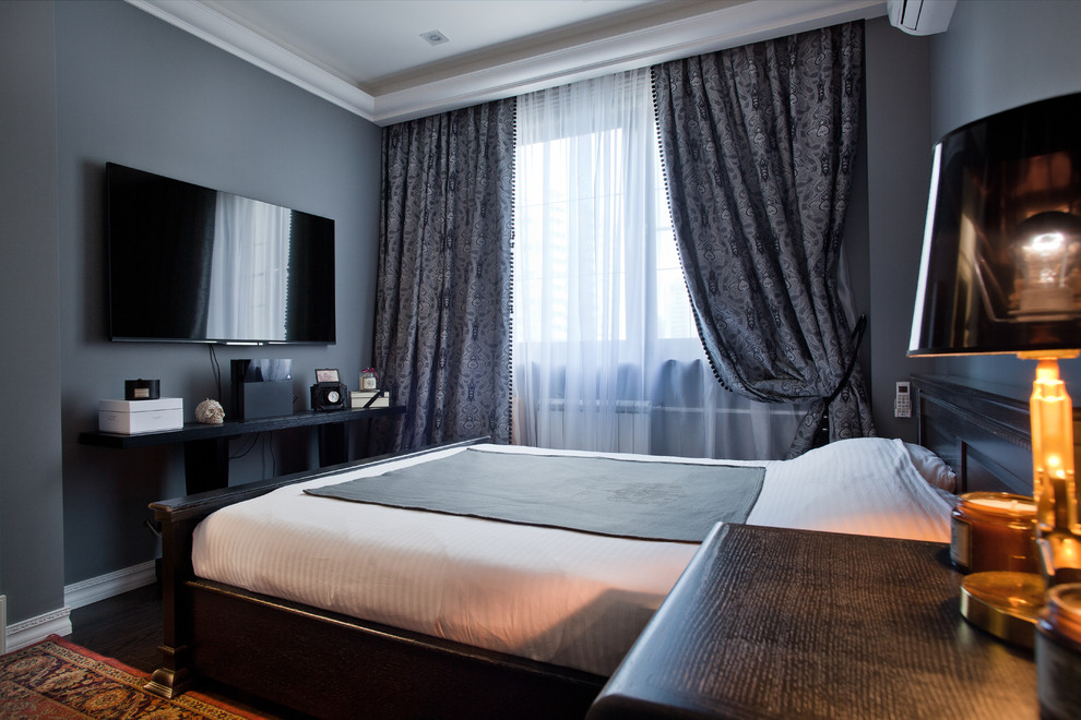 На фото: хозяйская спальня среднего размера в классическом стиле с серыми стенами и деревянным полом