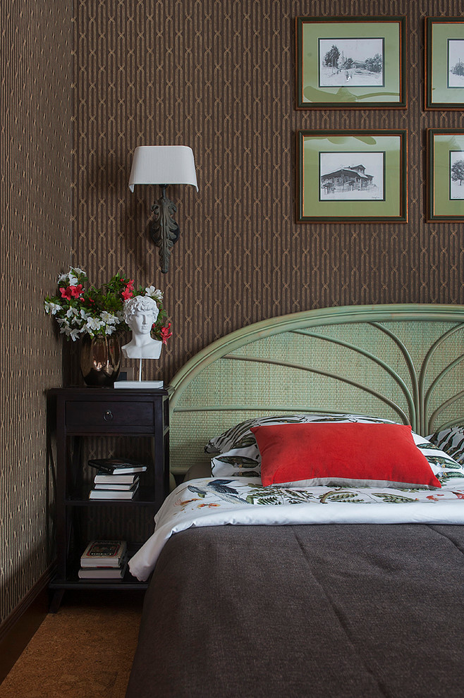 Идея дизайна: спальня в стиле фьюжн с коричневыми стенами и коричневым полом