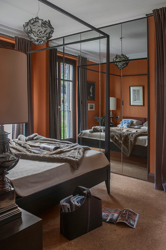 Ejemplo de dormitorio principal bohemio con parades naranjas y suelo marrón