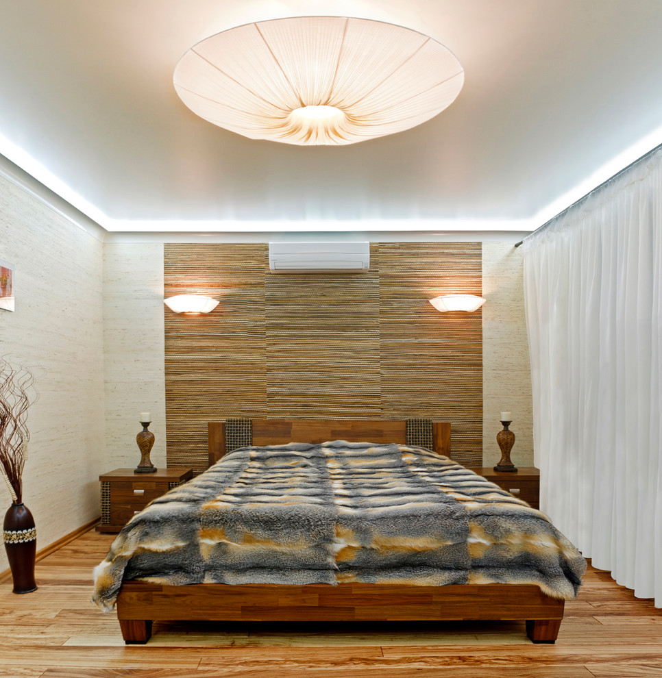 На фото: спальня в стиле фьюжн с бежевыми стенами