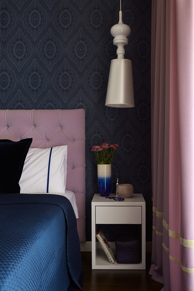 Immagine di una camera matrimoniale design con pareti blu