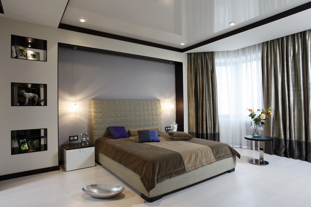 Идея дизайна: хозяйская спальня среднего размера в современном стиле с бежевыми стенами, паркетным полом среднего тона и белым полом