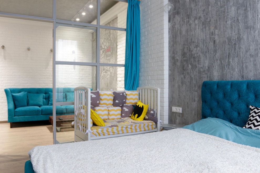 Источник вдохновения для домашнего уюта: спальня среднего размера на антресоли в стиле лофт с серыми стенами и паркетным полом среднего тона без камина