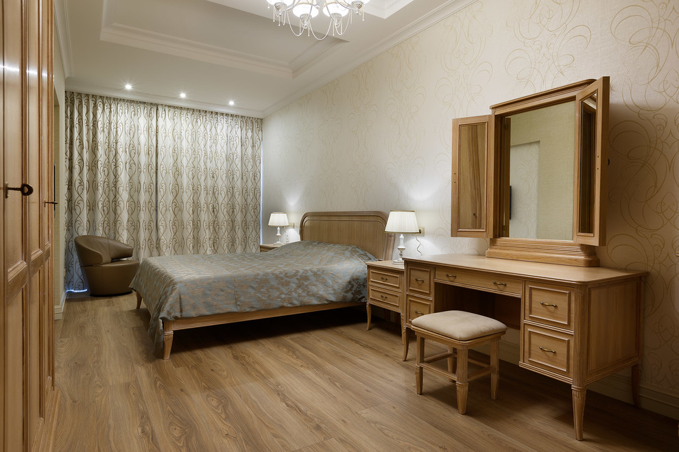Пример оригинального дизайна: большая хозяйская спальня в стиле неоклассика (современная классика) с бежевыми стенами, полом из ламината и бежевым полом