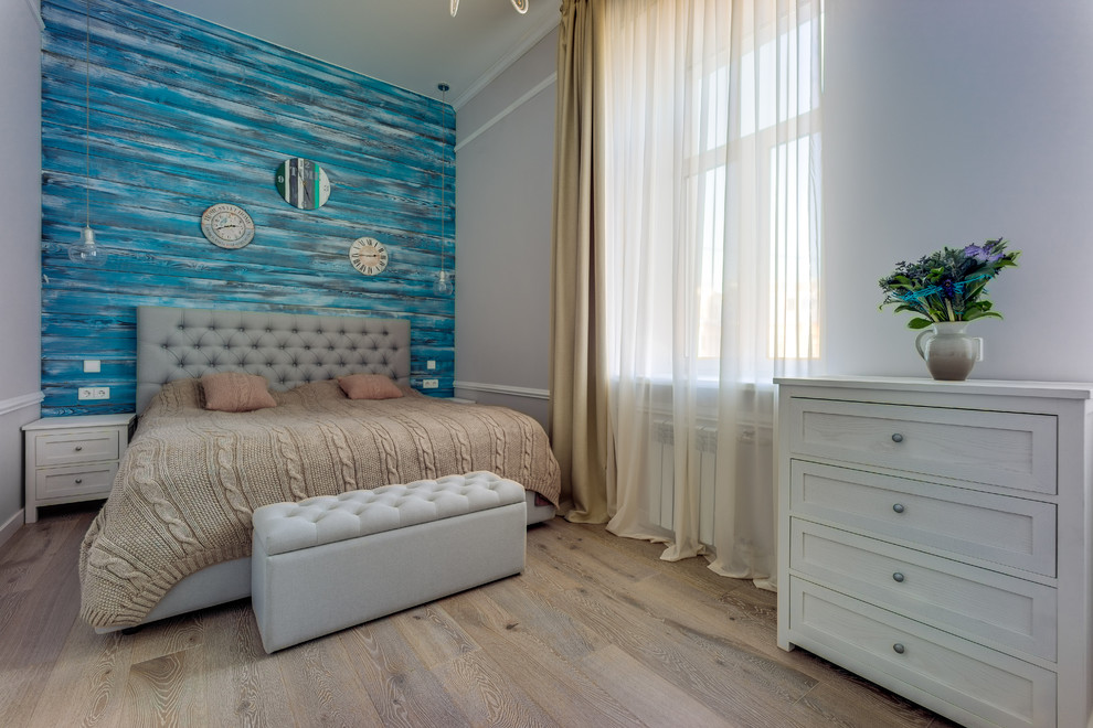 Ispirazione per una camera matrimoniale shabby-chic style di medie dimensioni con pareti blu, parquet chiaro e pavimento beige