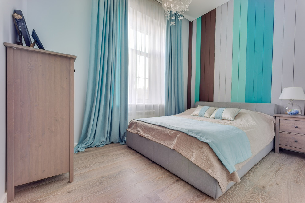 Пример оригинального дизайна: маленькая гостевая спальня (комната для гостей) в современном стиле с синими стенами, светлым паркетным полом и бежевым полом для на участке и в саду