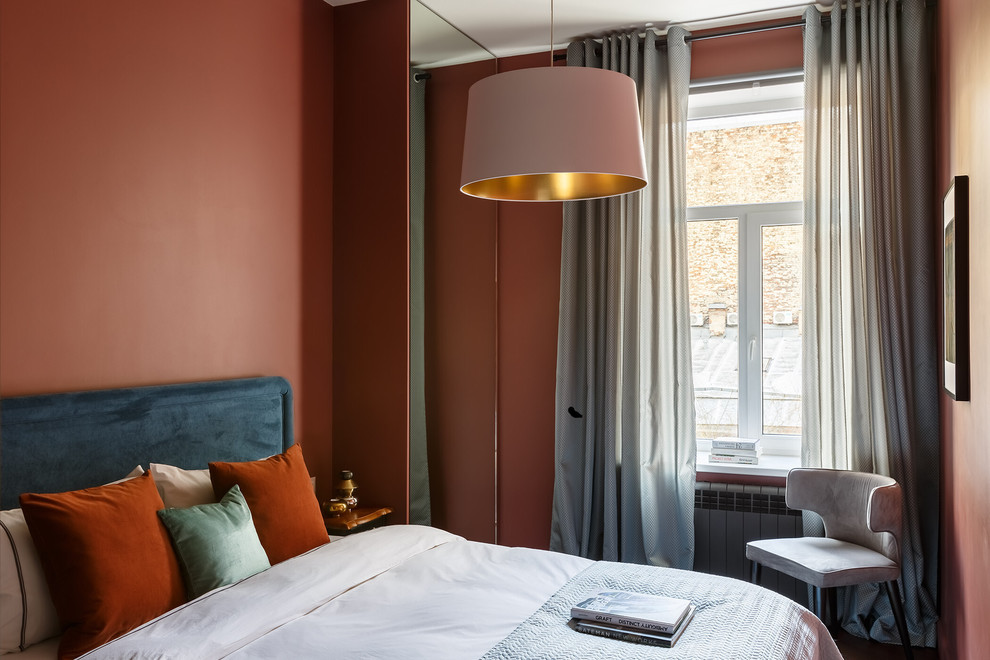 Источник вдохновения для домашнего уюта: хозяйская спальня среднего размера в современном стиле с оранжевыми стенами