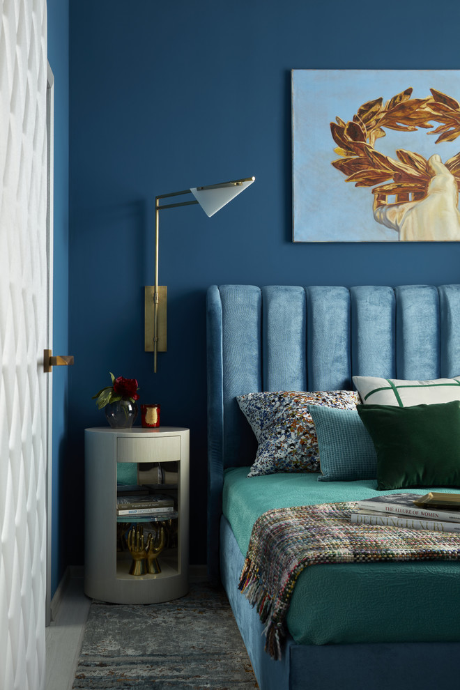 Ejemplo de dormitorio principal ecléctico con paredes azules