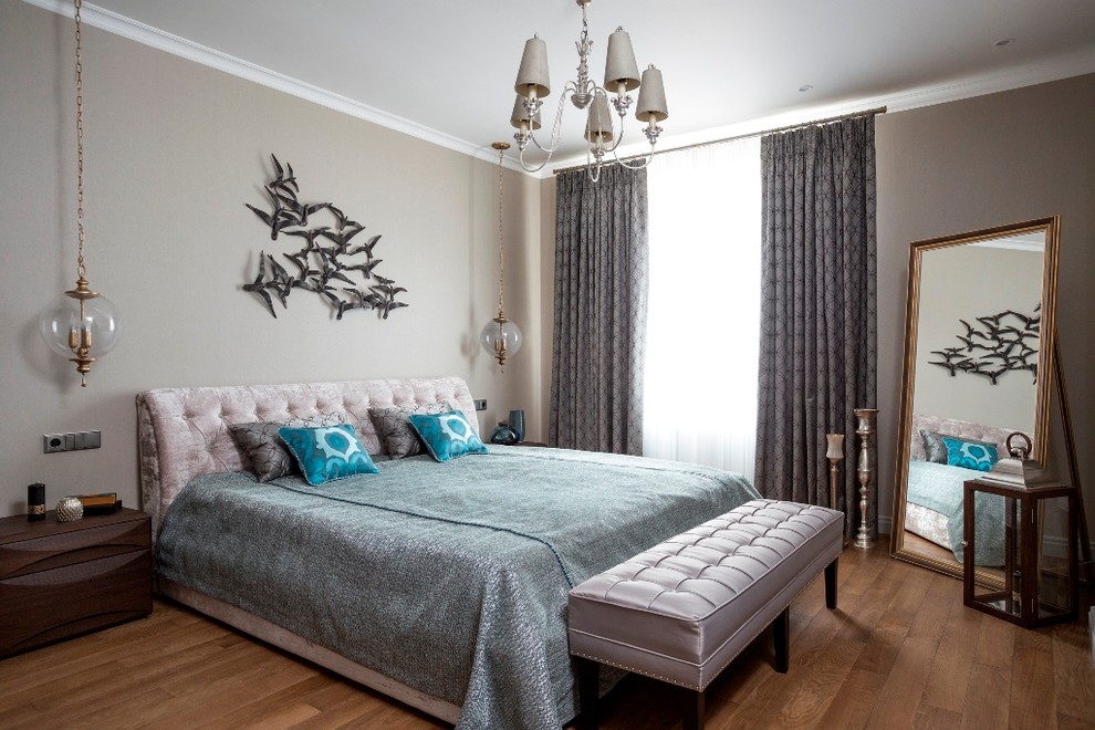 Ejemplo de dormitorio principal tradicional renovado con paredes grises, suelo de madera en tonos medios y suelo marrón