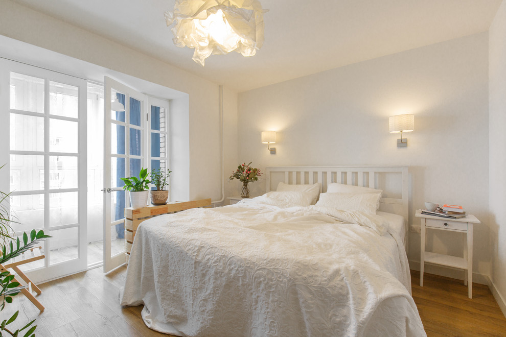 Идея дизайна: хозяйская спальня в скандинавском стиле с белыми стенами и паркетным полом среднего тона