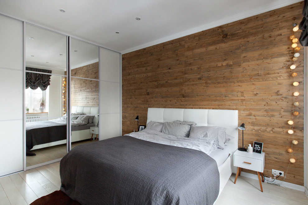 Modelo de dormitorio principal escandinavo con paredes marrones, suelo de madera pintada y suelo blanco