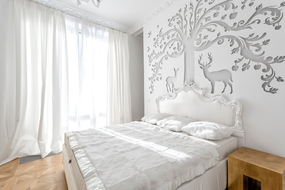 モスクワにあるコンテンポラリースタイルのおしゃれな主寝室 (白い壁、無垢フローリング)