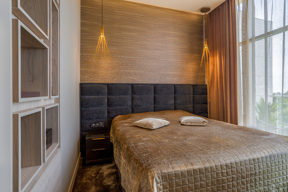 Imagen de dormitorio contemporáneo con paredes marrones, moqueta y suelo marrón