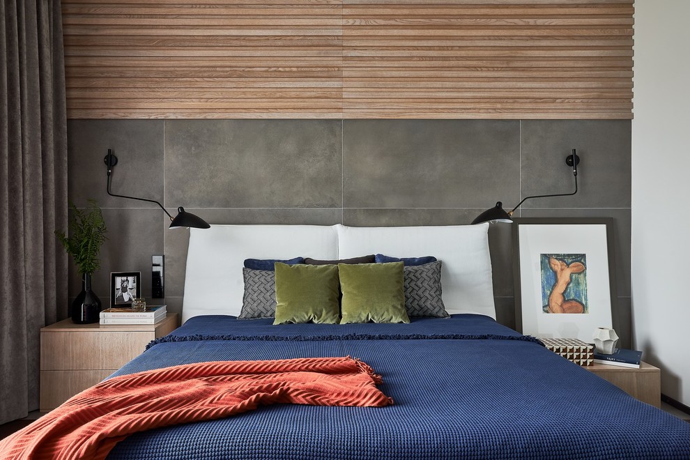 На фото: хозяйская спальня в современном стиле с разноцветными стенами с