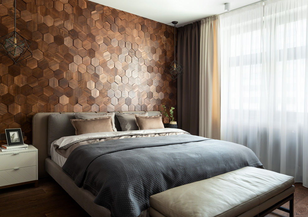 На фото: гостевая спальня среднего размера, (комната для гостей) в современном стиле с темным паркетным полом, коричневым полом и коричневыми стенами с