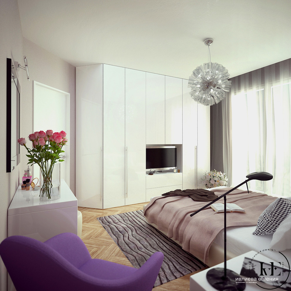 На фото: хозяйская спальня среднего размера в современном стиле с розовыми стенами, светлым паркетным полом и бежевым полом с
