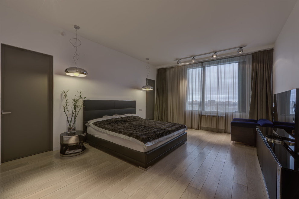 Стильный дизайн: большая хозяйская спальня в современном стиле с серыми стенами и светлым паркетным полом - последний тренд