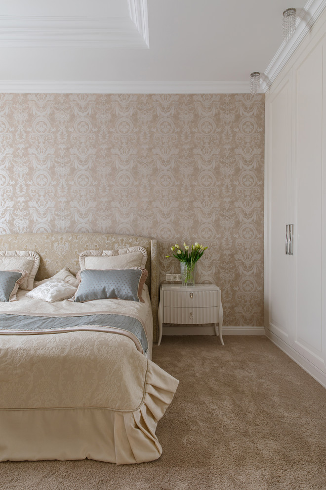 Klassisk inredning av ett sovrum, med beige väggar, heltäckningsmatta och beiget golv