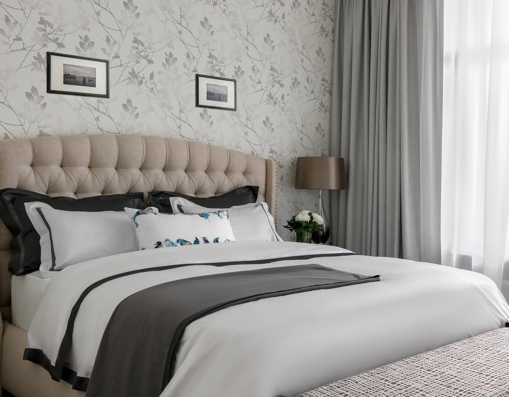 На фото: хозяйская спальня среднего размера: освещение в современном стиле с серыми стенами и кроватью в нише без камина с
