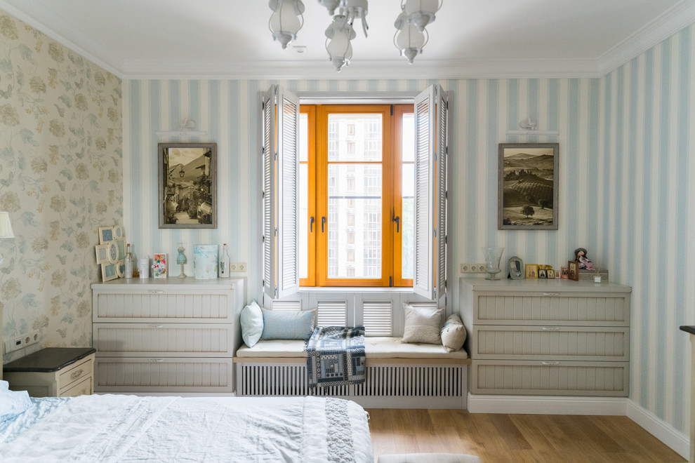На фото: хозяйская спальня в классическом стиле с синими стенами, паркетным полом среднего тона и коричневым полом